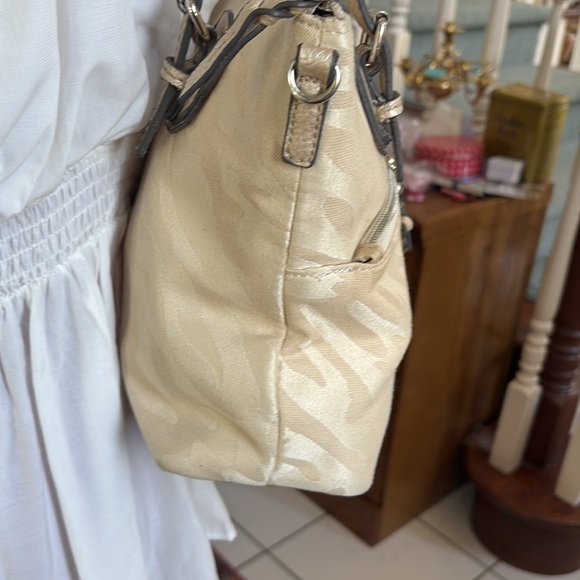 Dana Buchman  shoulder bag  two tone canvas/ Cream  metallic trim silvertone HW￼ - Picture 11 of 15